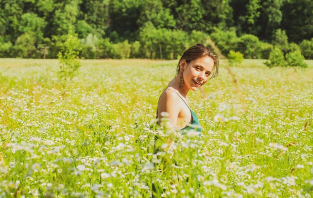 Mulher da primavera ao ar livre no campo de verão Conceito de respiração saudável Unidade com a natureza Garota calma gosta de relaxar no ar da primavera