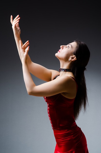 Mulher dança, danças, em, vestido vermelho