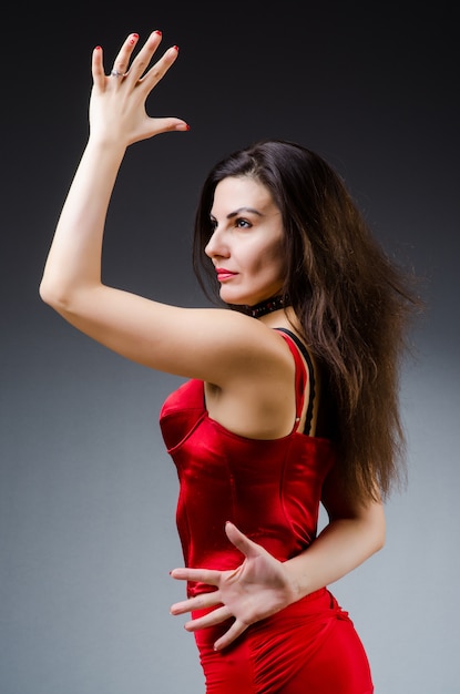 Mulher dança, danças, em, vestido vermelho