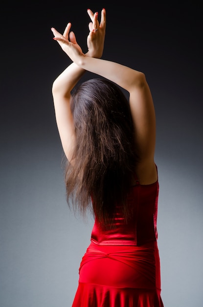 Mulher dança, danças, em, vestido vermelho