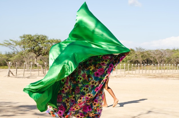 Mulher dançando a típica dança Wayuu Cultura indígena da paisagem do deserto La Guajira Colômbia