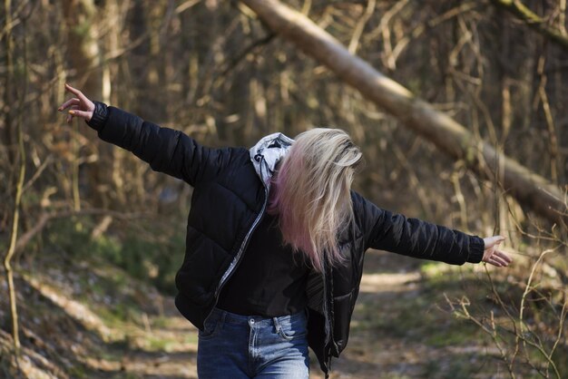 Mulher dançando ao pôr do sol Linda mulher dança ao ar livre no pôr do sol da primavera