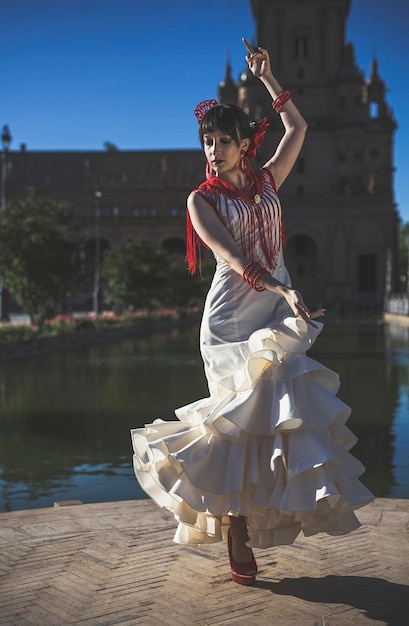 Foto mulher dançando flamenco ao lado do lago na cidade