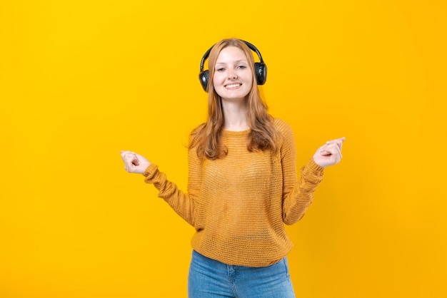 Mulher dançando música enquanto ouve MP3 player com fones de ouvido com fio