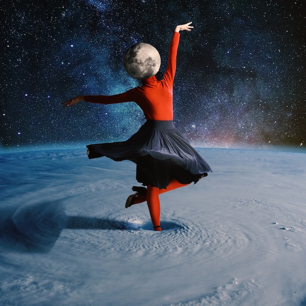Mulher dançando no espaço dirigido pelo planeta. Colagem com tema cosmos e astronomia. Espaço negativo para inserir seu texto. Design moderno. Colagem de arte brilhante colorida e conceitual contemporânea.