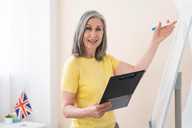 Foto mulher dando aulas de inglês online em casa