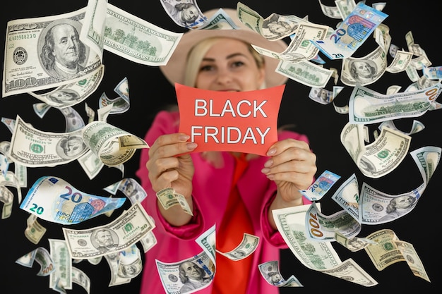 Mulher das compras super liquidação da Black Friday