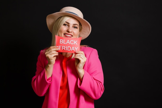 Mulher das compras super liquidação da Black Friday