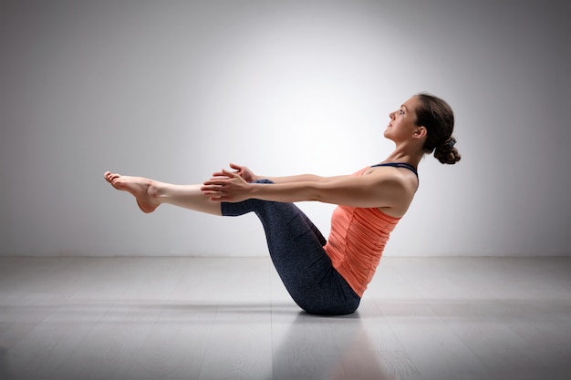 Mulher de ajuste esportivo pratica ioga Ashtanga Vinyasa
