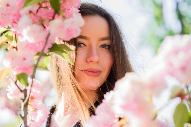 Mulher de alergia de cheiro de flor na primavera flor flor de pele e spa Cosméticos naturais para menina de pele em flor de cerejeira Sakura árvore florescendo beleza natural de verão Humor de primavera
