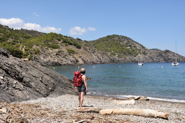 Mulher de alpinista no Cap de Creus na praia de La Taballera, Costa Brava, província de Girona, Catalunha, Espanha