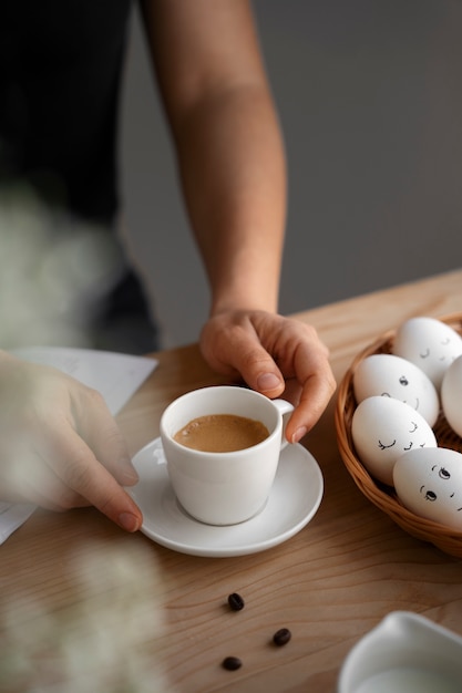 Foto mulher de alto ângulo com xícara de café