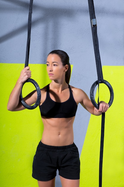 Mulher de anel de mergulho Crossfit relaxada depois de treino no ginásio