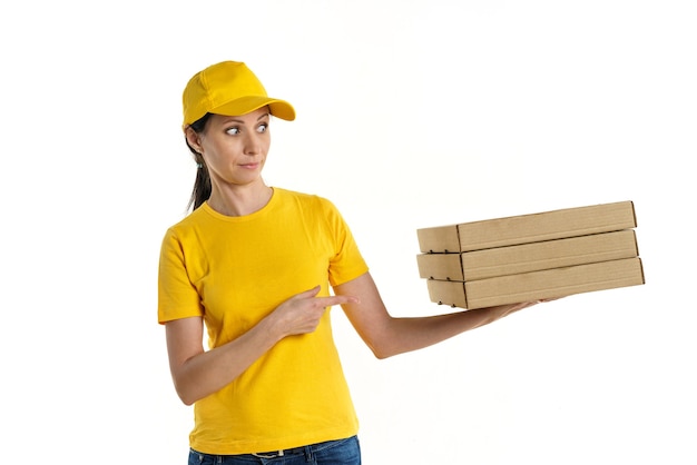 mulher de aparência caucasiana, uma morena, uma entregadora, com uniforme de camiseta e basebal amarelo
