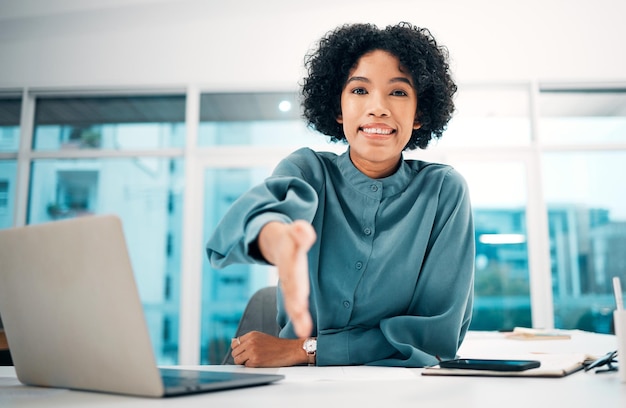 Foto mulher de aperto de mão e entrevista de emprego recrutamento com recursos humanos e parceria de comunicação e confiança contratação ou integração com aperto de mão e acordo de introdução e negócio