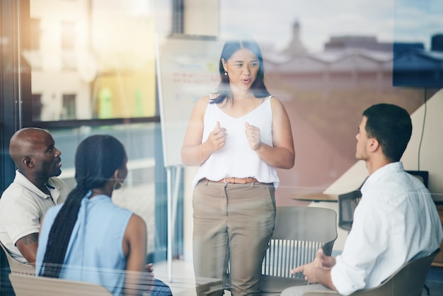 Mulher de apresentação de negócios e palestrante com equipe e pesquisa de mercado em um escritório Colaboração em reunião de equipe e mentor falando com funcionários para desenvolvimento de gerenciamento de grupo e coaching de trabalho