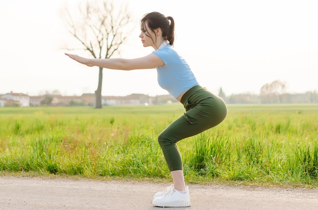 Mulher de aptidão fazendo exercícios de estocada para treinar os músculos das pernas Garota ativa fazendo estocada para frente