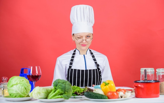 Mulher de avental sabe tudo sobre arte culinária Educação culinária Especialista em culinária Chef de mulher cozinhando comida saudável Ingredientes de legumes frescos para cozinhar refeição Conceito de escola culinária