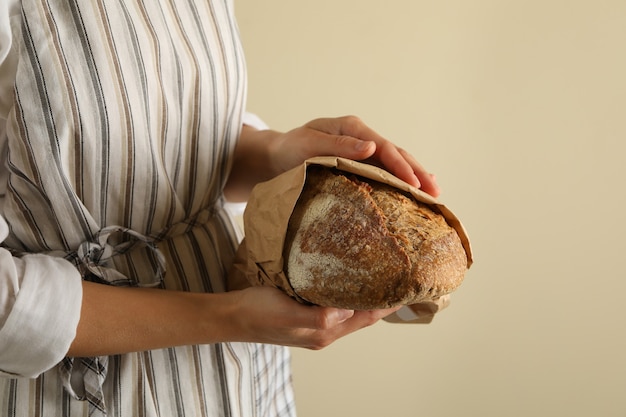 Foto mulher de avental segurando pão fresco