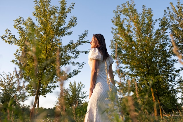 Mulher de baixo ângulo relaxante na natureza