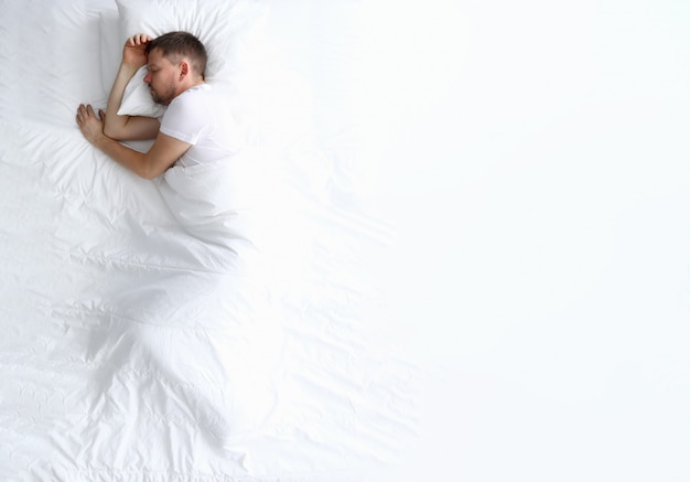 Foto mulher de beleza caucasiano jovem dormindo na cama branca