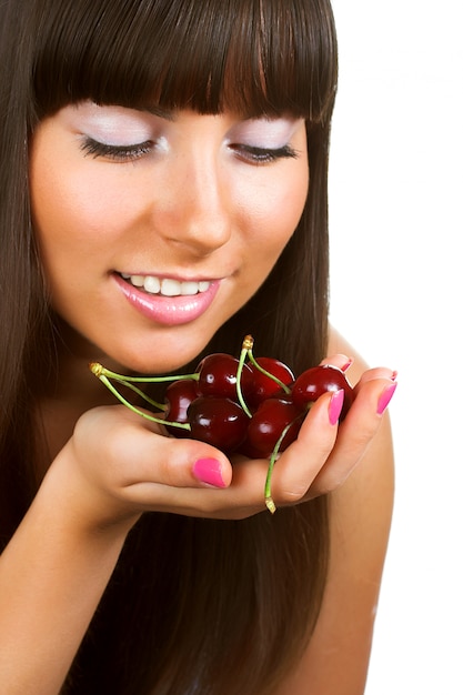 Mulher de beleza com cerejas em branco