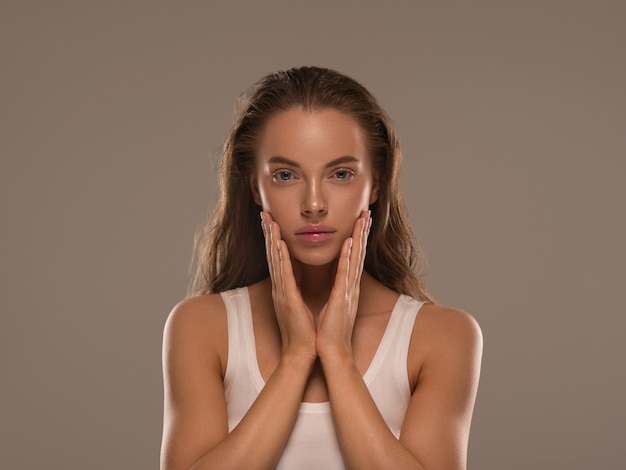 Mulher de beleza com mãos saudáveis, natural, maquiagem, pele limpa, fresca, conceito, cor, fundo