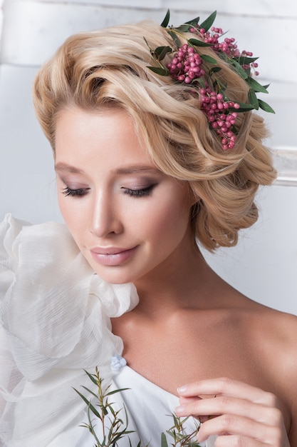 Mulher de beleza com maquiagem e penteado de casamento. | Foto Premium