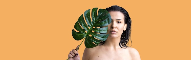Mulher de beleza com retrato de folha de palmeira verde natural Moda beleza maquiagem cosméticos