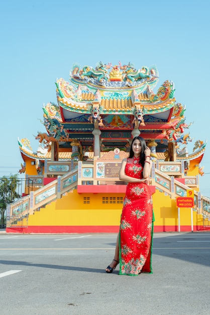 Mulher de beleza e mantenha sacolas de compras no ano novo chinês