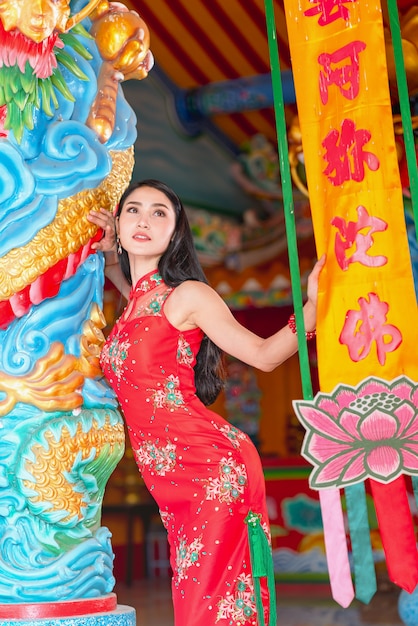 Mulher de beleza e mantenha sacolas de compras no ano novo chinês