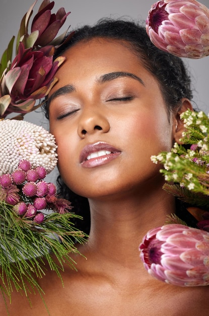 Mulher de beleza e pele facial e flores cosméticos naturais com publicidade para cuidados com a pele e tratamento facial Maquiagem de buquê de primavera e estética floral cosmetologia e bem-estar de brilho limpo e fresco