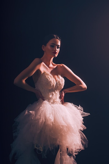 Mulher de beleza glamourosa com maquiagem brilhante vestida de vestido branco