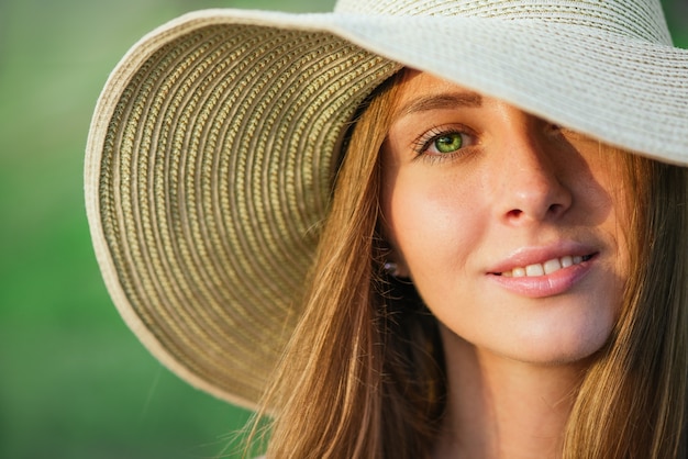 Mulher de beleza jovem com chapéu de verão.