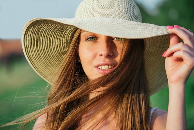 Mulher de beleza jovem com chapéu de verão.