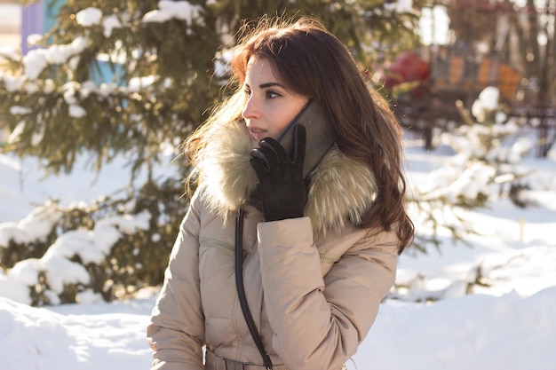 Mulher de beleza jovem em winter park em dia frio de inverno