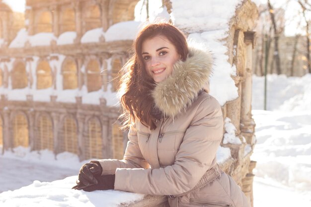 Mulher de beleza jovem em winter park em dia frio de inverno