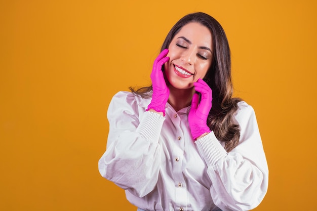 Mulher de beleza. mulher com as mãos no rosto. conceito de spa