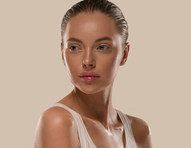 Mulher de beleza pele saudável maquiagem natural pele fresca limpa conceito cosmético cor de fundo marrom