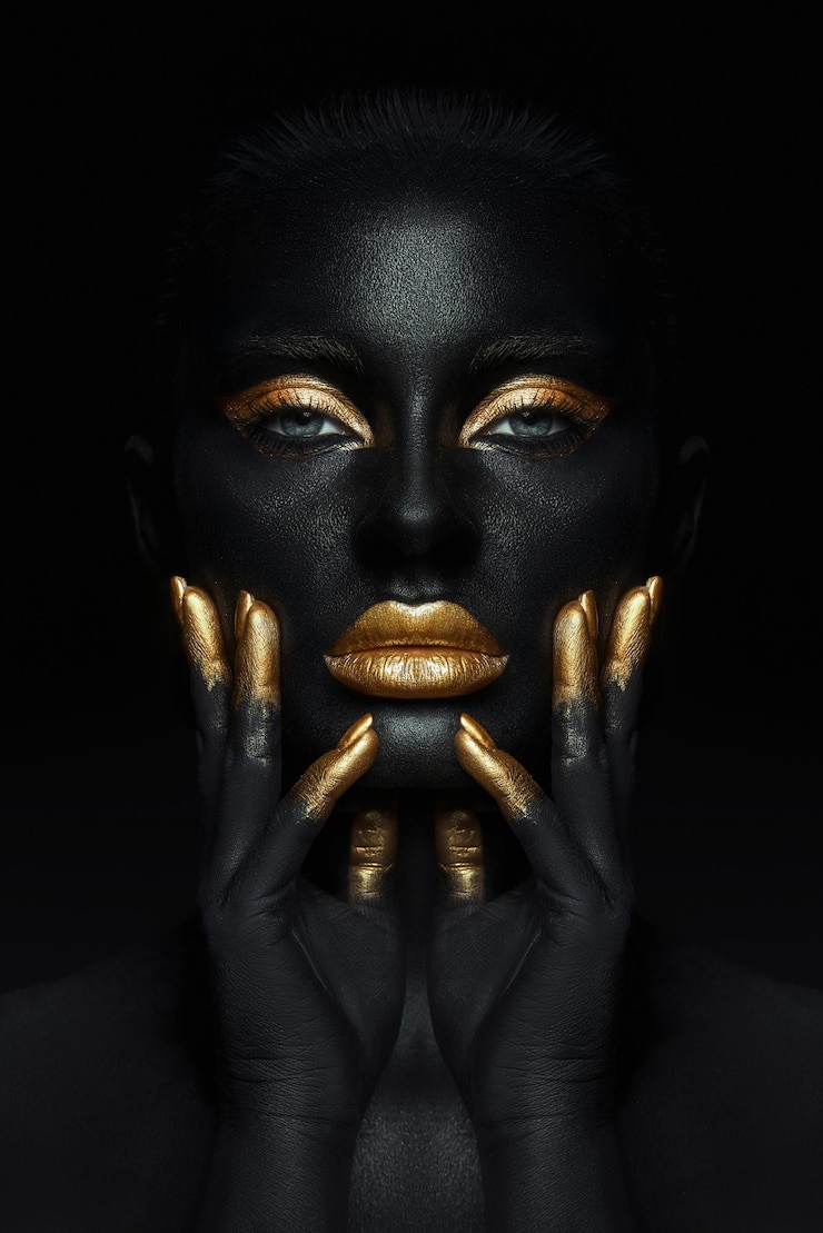 Mulher de beleza pintada em cor de pele preta arte corporal maquilhagem dourada lábios pálpebras pontas dos dedos unhas em pintura de cor dourada maquilhagem de ouro profissional