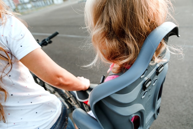 Foto mulher de bicicleta no parque