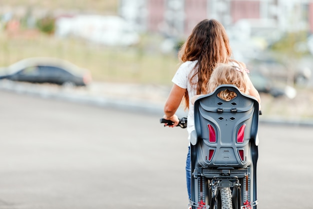 Mulher de bicicleta no parque