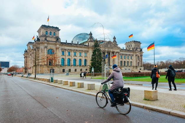 Mulher de bicicleta no Reichstag em Berlim, Alemanha