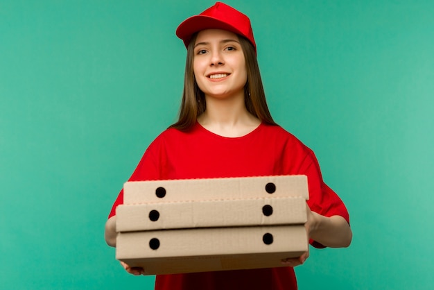 Mulher de boné vermelho, t-shirt dando caixas de pizza de ordem de comida em azul.