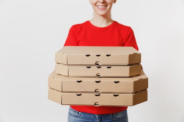 Mulher de boné vermelho, t-shirt dando comida pedir pizza caixas isoladas no fundo branco. Pizzaman feminino trabalhando como mensageiro ou comerciante segurando pizza italiana em flatbox de papelão. Conceito de serviço de entrega.