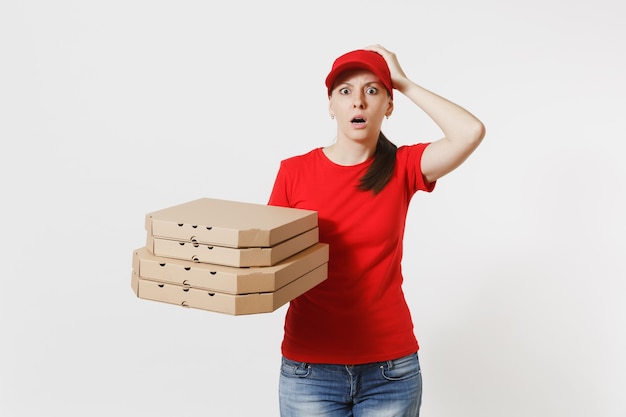 Mulher de boné vermelho, t-shirt dando comida pedir pizza caixas isoladas no fundo branco. Pizzaman feminino trabalhando como mensageiro ou comerciante segurando pizza italiana em flatbox de papelão. Conceito de serviço de entrega.