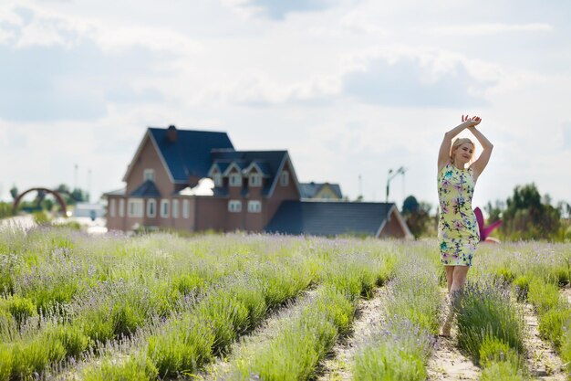 Mulher de braços abertos em um campo de lavanda