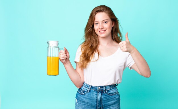 Mulher de cabeça muito vermelha. conceito de suco de laranja