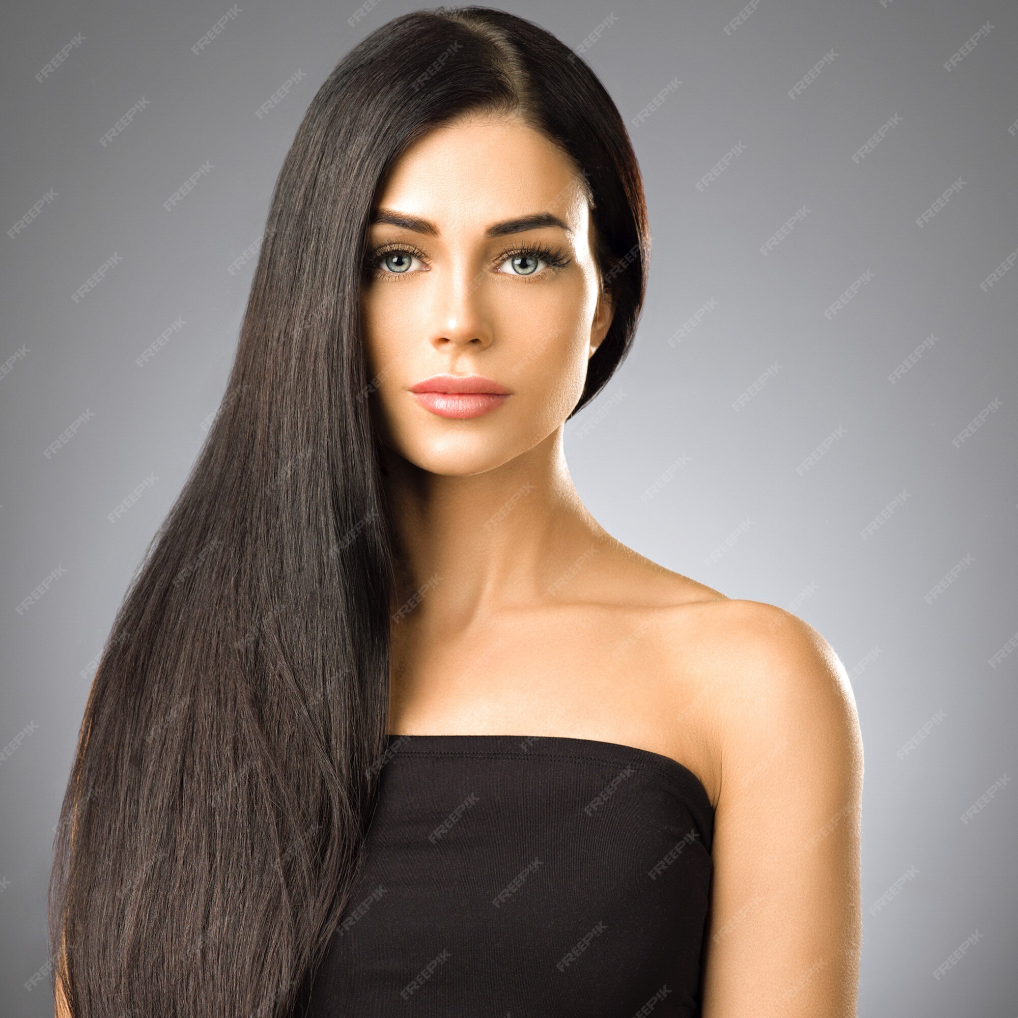 Mulher de cabelo bonito com retrato feminino de cabelo longo morena beleza  helathy penteado. tiro do estúdio.