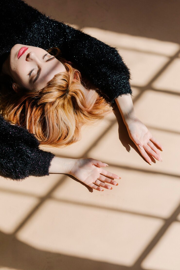 Mulher de cabelo castanho com um suéter preto fofo